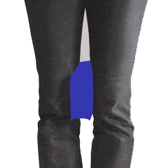 Eine Person trägt eine schwarze Hose und demonstriert die Form einer Oberschenkellücke, indem sie einen blau-weißen Ausschnitt zwischen ihren Beinen platziert.