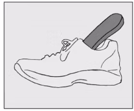 Ein Schuh mit teilweise herausgezogener Einlegesohle, wobei die Einlegesohle über dem Fersenbereich zu sehen ist.